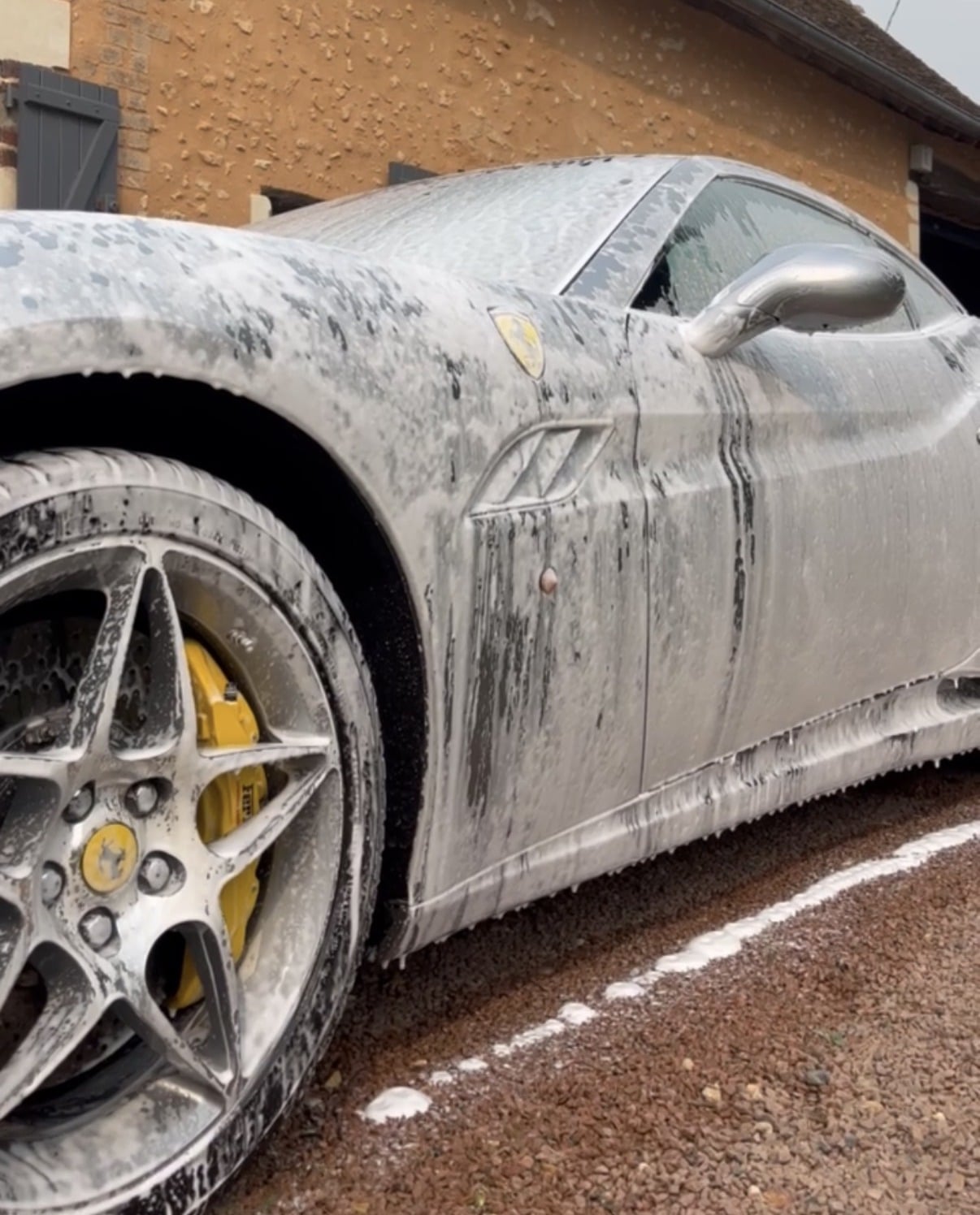 Ferrari recouverte de mousse active lors d'un lavage La Clean Compagny