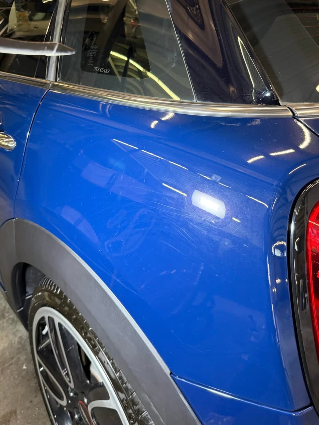 Micro-rayures sur la carrosserie de la Mini Cooper avant le lustrage minute