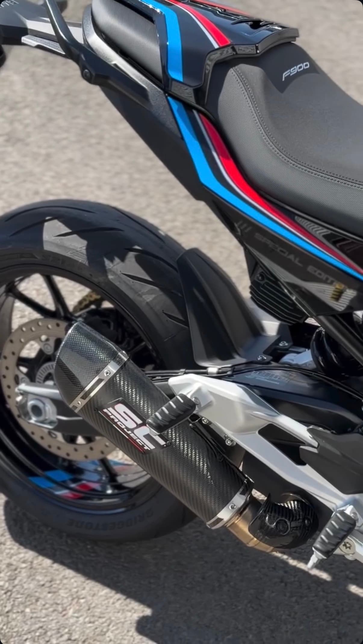 Détail échappement carbone BMW F900 après lustrage